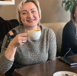 практикуючий фахівець після років майстра с татуажу. Приватний косметолог
